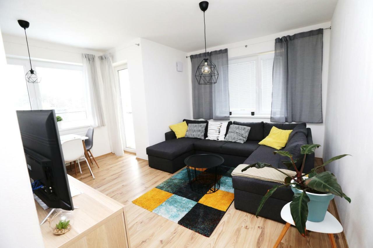 Samorin - Apartment In The Center - Private Parking - Klimatizacia Luaran gambar