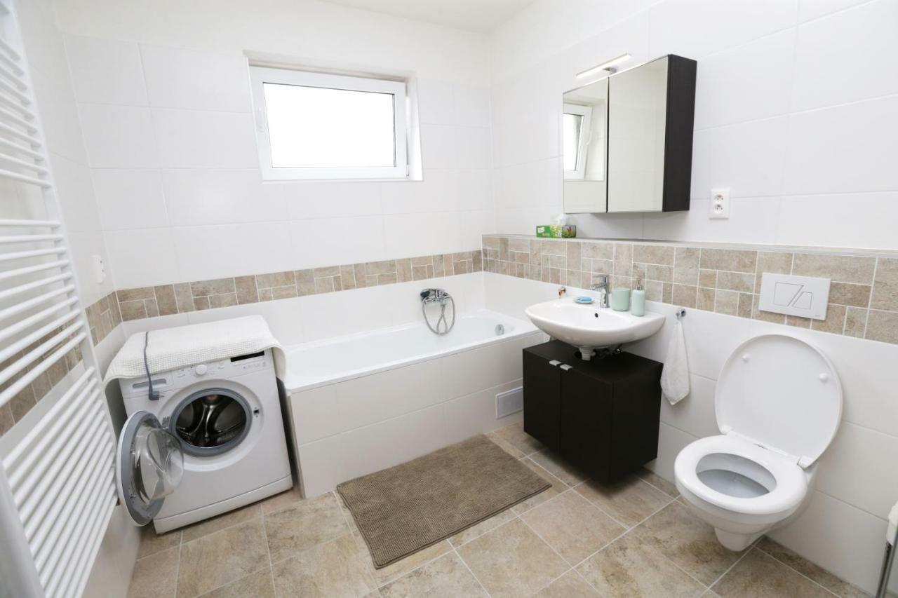 Samorin - Apartment In The Center - Private Parking - Klimatizacia Luaran gambar